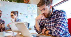 Hvordan skrive gode blogginnlegg for B2B? [10-punkts sjekkliste]