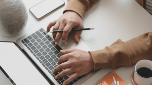 Person som lager e-postmarkedsføringsstrategi