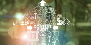 Content audit-illustrasjon med digitale ikoner for SEO, analyse, video og markedsføringsverktøy.