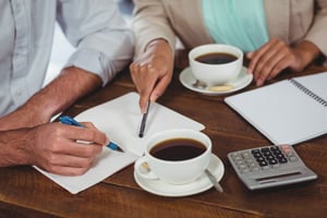 Folk som jobber og drikker kaffe