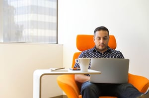 Person som jobber på pc