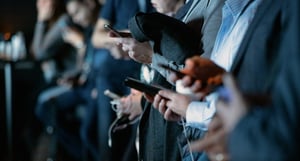 Flere personer bruker mobiltelefonen sin